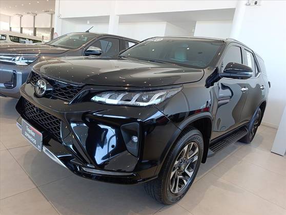 TOYOTA HILUX SW4 2.8 D-4D TURBO DIESEL DIAMOND 7L 4X4 AUTOMÁTICO